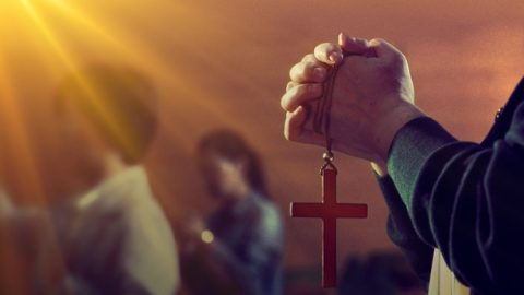 Dosa-dosa kita diampuni setelah percaya kepada Tuhan, tetapi mengapa kita masih sering berbuat dosa? Bagaimana kita pada akhirnya bisa lepas dari ikatan dosa?