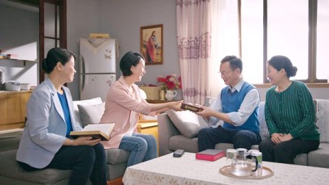 Engkau bersaksi bahwa Tuhan telah menjadi daging, secara diam-diam turun ke bumi dan melakukan pekerjaan penghakiman yang dimulai di rumah Tuhan. Bagaimana mungkin? Alkitab dengan jelas bernubuat, “Dan saat itulah akan muncul tanda Anak Manusia di langit: dan kemudian semua suku bangsa di bumi akan meratap, lalu mereka akan melihat Anak Manusia datang di awan-awan di langit dengan kuasa dan kemuliaan besar” (Matius 24:30). “Lihatlah, Dia datang dengan awan-awan; dan setiap mata akan melihat-Nya, juga mereka yang menikam Dia: dan semua orang di bumi akan meratap karena Dia” (Wahyu 1:7). Kami percaya bahwa ketika Tuhan datang kembali, Dia harus melakukannya dengan awan-awan dan menampakkan diri secara terbuka kepada semua orang. Namun, engkau bersaksi bahwa Tuhan telah menjadi daging dan secara diam-diam turun ke bumi, hal ini sama sekali berbeda dari pemahaman kami. Apa yang sedang terjadi di sini?