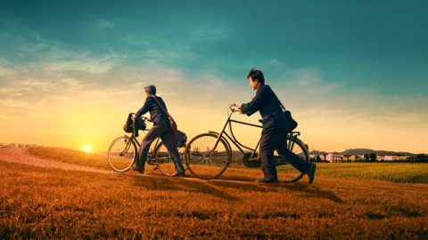 Aku selalu mengira bahwa Tuhan Yesus mati di kayu salib bagi kita, Ia menebus kita dari dosa dan mengampuni dosa-dosa kita, meskipun kita terus berbuat dosa dan kita belum ditahirkan, Tuhan telah mengampuni segala dosa kita dan membuat kita dibenarkan melalui iman kita. Aku kira bahwa selama kita mengorbankan segalanya untuk bekerja bagi Tuhan, selama kita mau menanggung penderitaan dan membayar harga, kita akan diizinkan masuk ke Kerajaan Surgawi. Aku pikir ini adalah janji Tuhan bagi kita. Namun, beberapa saudara-saudari kini mempertanyakan keyakinan ini. Mereka mengatakan bahwa meskipun kita bekerja untuk Tuhan, kita masih sering berbuat dosa dan kemudian mengaku dosa kita, jadi kita belum ditahirkan. Mereka telah menyatakan bahwa Tuhan itu kudus, sehingga orang-orang yang tidak kudus tidak dapat bertemu dengan-Nya. Pertanyaanku adalah: Kita yang telah mengorbankan segalanya untuk Tuhan, dapatkah kita benar-benar dibawa ke kerajaan surga? Kami benar-benar tidak tahu jawaban atas pertanyaan ini, jadi kami ingin kalian membahasnya dengan kami.