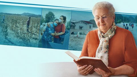 Sebelumnya, para pendeta sering berkhotbah bahwa saat Tuhan datang, kami akan diangkat ke surga sebelum malapetaka datang, tetapi sekarang kita melihat berbagai macam bencana besar menimpa bumi dan kami masih belum diangkat. Para pendeta mengatakan bahwa kami belum diangkat berarti Tuhan belum datang kembali, bahwa Tuhan akan menampakkan diri kepada kami di tengah malapetaka, dan kami akan diangkat ke dalam surga saat malapetaka. Aku tidak mengerti: apakah kita diangkat sebelum malapetaka atau selama malapetaka?